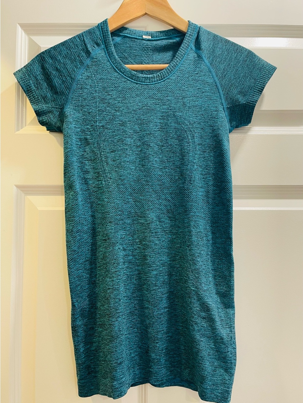 Lululemon Swiftly - size 4 - hip length
